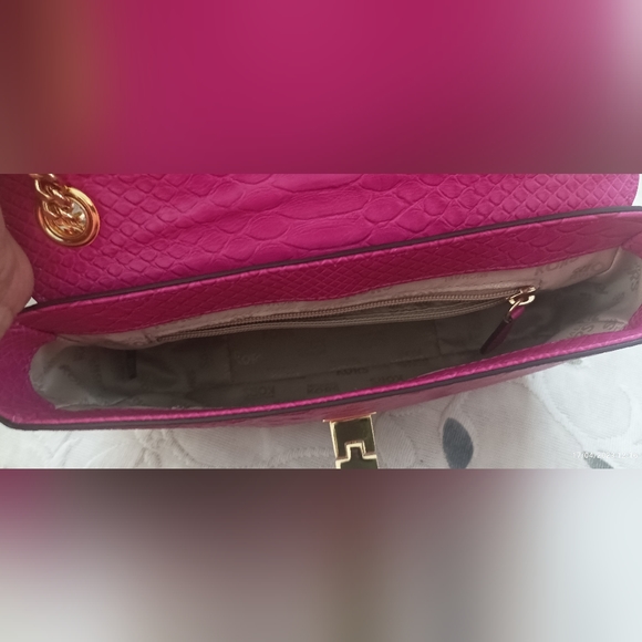 Authentic Michael Kors Tina Medium Shoulder Bag in Fuchsia - Picture 10 of 16
